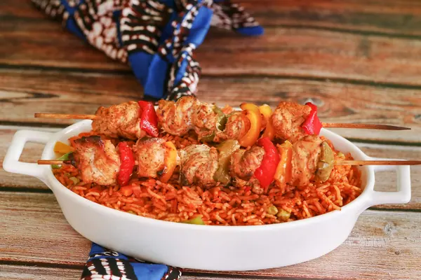 Arroz con pollo con pimiento rojo y guisantes en un bol