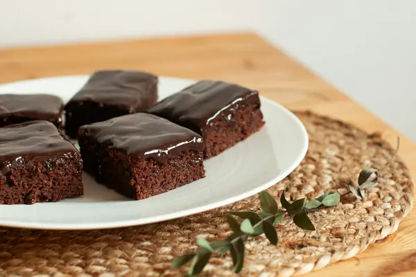 Brownies de chocolate en trozos sobre un plato blanco