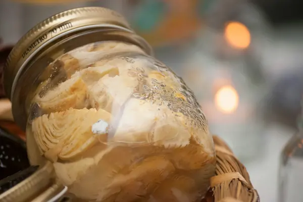 Masa madre burbujeante en un tarro de cristal