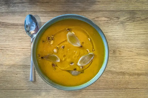 Crema de calabaza con pipas de calabaza en un cuenco