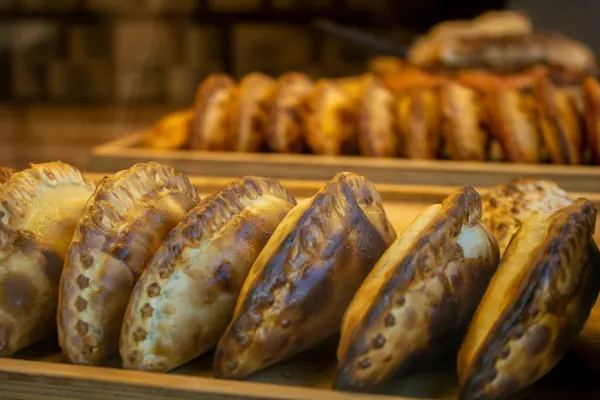 Empanada gallega de bonito recién horneada, con el relleno a la vista