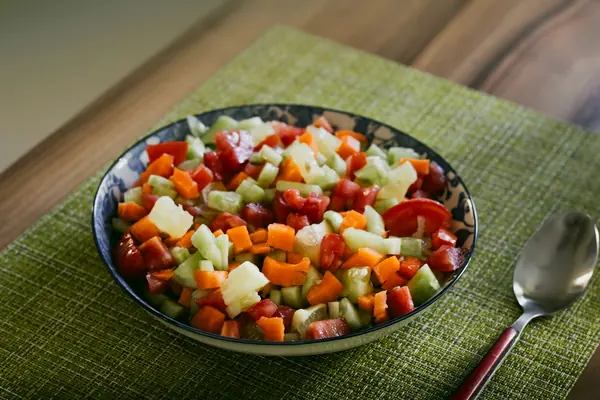 Ensaladilla rusa con patata, huevo y guisantes en un bol