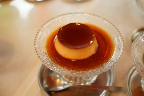Flan casero con caramelo líquido en un molde de cristal