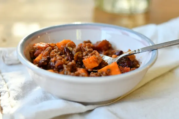 Lentejas con chorizo guisadas en un bol