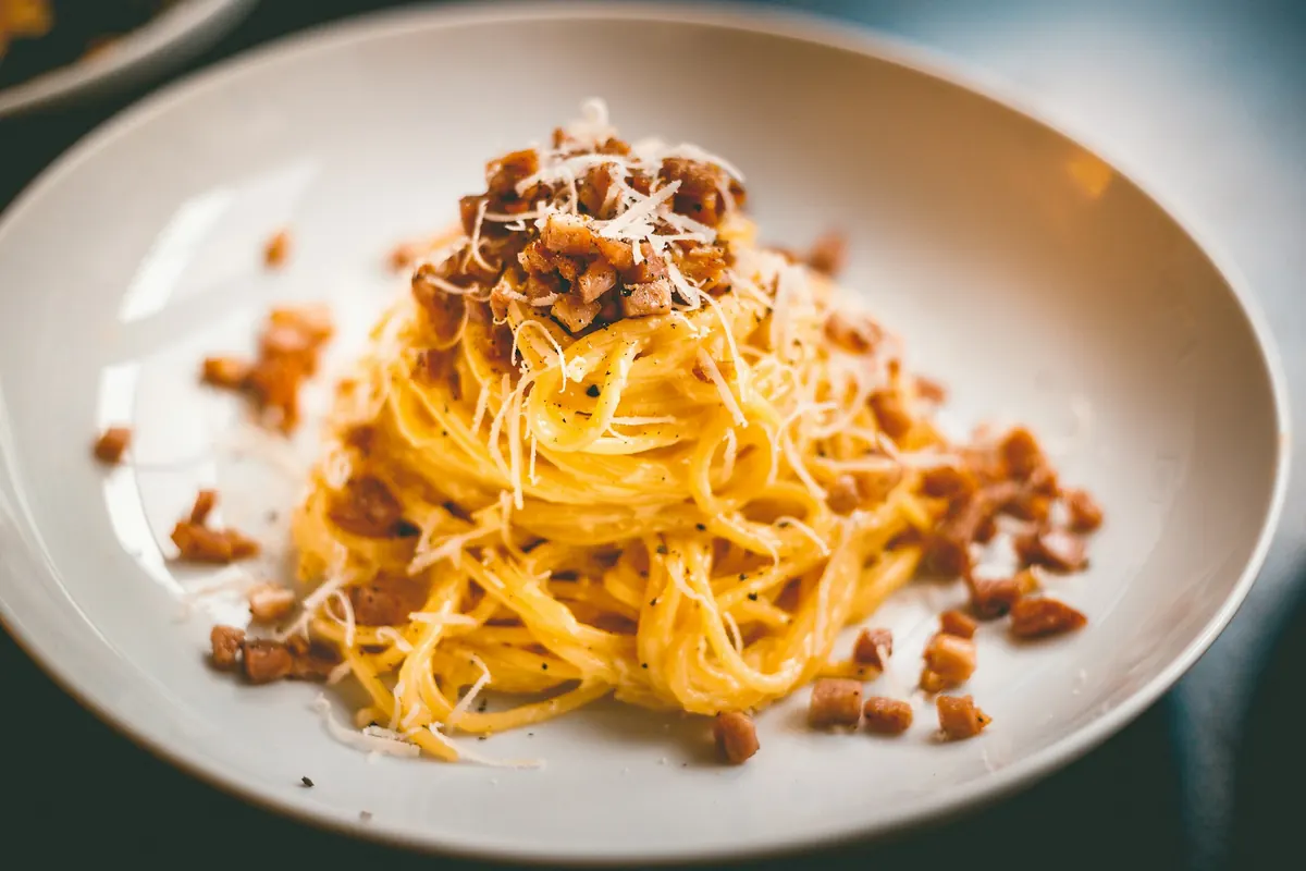 Pasta a la carbonara con bacon y queso rallado