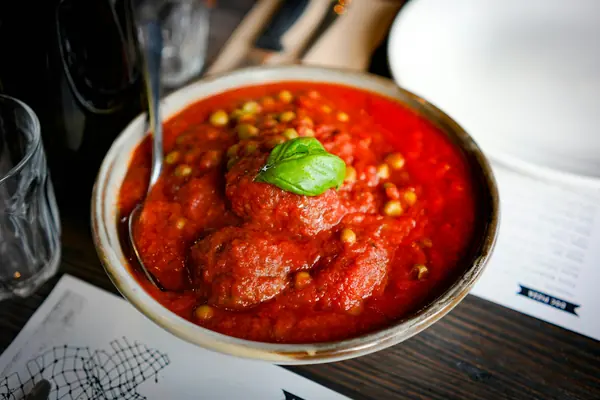 Salsa de tomate casera, triturada y terminada con albahaca fresca