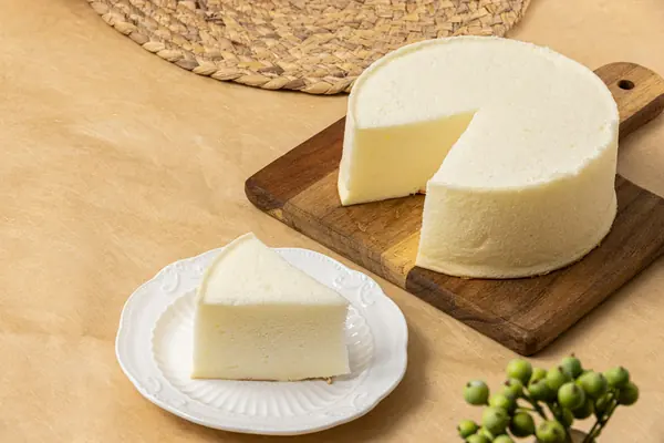 Tarta de queso japonesa entera sobre una tabla de madera